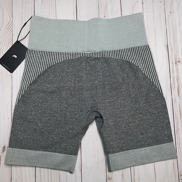 NWT. Pursue Fitness ADAPT seamless shorts.  Size MEDIUM.  Color: Light Grey - Picture 2 of 11